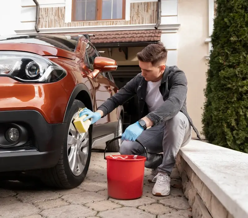 Lavage auto à domicile Lapan : professionnel intervenant sur un véhicule